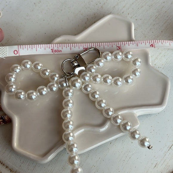 Faux Pearl bow shaped bag charm nwot - Picture 5 of 7